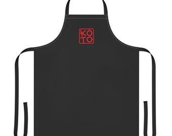 Tablier de chef Koto | Tablier minimaliste noir avec logo rouge | Cuisine asiatique moderne et tenue de cuisine professionnelle