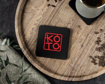Dessous de verre à logo rouge KOTO | Sous-bock moderne en panneau de fibres dur noir