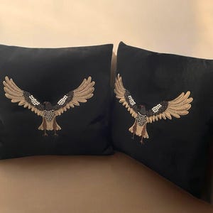 Federa per cuscino in pelliccia di vacchetta con decorazione a forma di uccello con pietre multicolore (2 pezzi!!!)