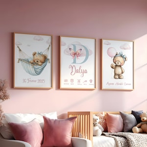 Peut inclure: Trois impressions d'art encadrées pour chambre d'enfant. L'une montre un ours en peluche dans un hamac, une autre présente le nom "Dalya" avec un papillon, et la troisième représente un ours en peluche avec un ballon. Tous ont des cadres dorés et des couleurs pastel douces.