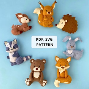 Op de afbeelding: Een verzameling handgemaakte vilten dierenfiguren, waaronder een hert, een eekhoorn, een egel, een wasbeer, een beer, een vos en een konijn, gerangschikt op een lichtblauwe achtergrond. De tekst "PDF, SVG PATTERN" wordt weergegeven in een witte rechthoek. Deze pluche speelgoed is ideaal voor knutselprojecten.