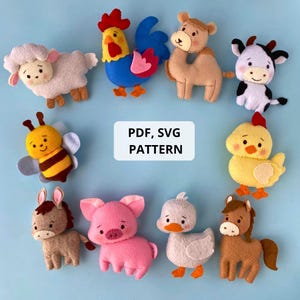 Könnte beinhalten: Eine Sammlung von Filz-Bauernhoftierspielzeugen, darunter ein Schaf, ein Hahn, ein Kamel, eine Kuh, eine Biene, ein Küken, ein Esel, ein Schwein, eine Ente und ein Pferd. Die Spielzeuge sind in verschiedenen Farben gehalten und haben detaillierte Merkmale. Der Text "PDF, SVG PATTERN" ist ebenfalls enthalten.
