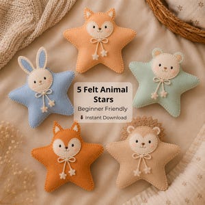 Può includere: Cinque ornamenti in feltro a forma di stella raffiguranti animali nei colori pesca, blu, verde menta, arancione e beige. Ognuno presenta un muso di animale cucito, un piccolo fiocco con ciondoli a stella e il testo 5 Felt Animal Stars.