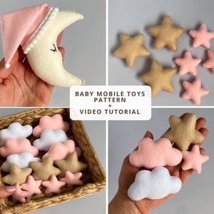 Puede incluir: Un conjunto de juguetes móviles para bebés de fieltro que incluye una luna creciente con un gorro de dormir rosa, nubes blancas y estrellas beige y rosas. El texto "BABY MOBILE TOYS PATTERN + VIDEO TUTORIAL" está impreso debajo de los juguetes.