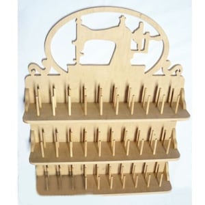 Peut inclure: Organisateur de fils à coudre en bois avec trois niveaux et une découpe de machine à coudre en haut.