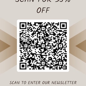 Pode incluir: Um c&oacute;digo QR preto e branco com o texto "SKYVINITY8 SCAN FOR 35% OFF" acima e o texto "SCAN TO ENTER OUR NEWSLETTER AND RECEIVE 35% OFF YOUR ORDER TODAY!" abaixo.