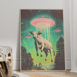 Op de afbeelding: Een witte koe zweeft in een groene en blauwe sterrenhemel met roze en witte UFO's erboven. De koe heeft een verraste uitdrukking op zijn gezicht.