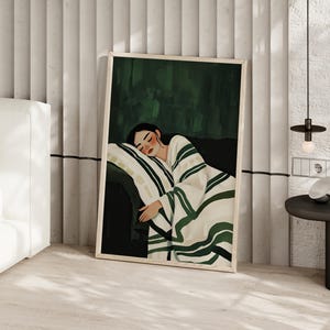 Pode incluir: Uma ilustra&ccedil;&atilde;o emoldurada de uma pessoa dormindo em um sof&aacute;. A pessoa est&aacute; enrolada em um cobertor branco e verde. O fundo &eacute; de cor verde escura.