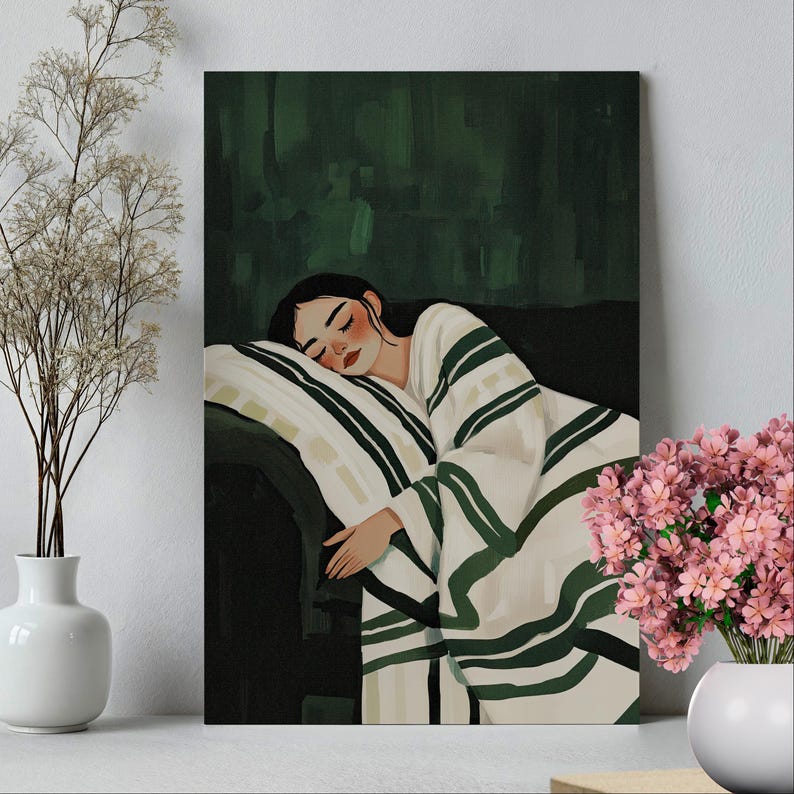 Pode incluir: Uma mulher dorme pacificamente em uma cama com um cobertor listrado verde e branco. O cobertor est&aacute; enfiado ao redor dela e ela est&aacute; descansando a cabe&ccedil;a em um travesseiro branco. O fundo &eacute; de cor verde escura.