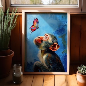 Könnte beinhalten: Ein bunter Schmetterling mit rosa, blauen und gelben Flügeln fliegt über einem kleinen Affen mit braunem Fell. Der Affe schaut mit einem neugierigen Ausdruck zum Schmetterling nach oben. Der Hintergrund ist ein blauer und weißer Aquarell-Wasch.