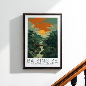 Pode incluir: Impressão artística emoldurada com uma cena de paisagem com uma ponte, rio e montanhas sob um pôr do sol. A obra de arte tem um estilo vintage com uma paleta de cores verde, laranja e azul. O texto na parte inferior diz "BA SING SE" e "THE GREAT WALLED CITY."