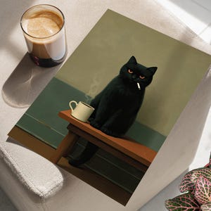 Può includere: Stampa artistica raffigurante un gatto nero con occhi arancioni che fuma una sigaretta, seduto su una panca di legno accanto a una piccola tazza bianca. Lo sfondo ha toni verdi e beige, con un bicchiere di caffè nelle vicinanze.