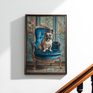 以下が含まれることがあります： 豪華な青いアームチェアに座る、タン色のフレンチブルドッグが特徴の額入りプリント。背景には花柄の壁紙とパネルが描かれています。このアートワークは、ヴィンテージで気品のある美学を持っています。
