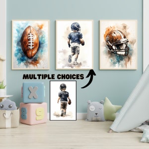 Süßes und adrettes Kleinkindzimmer Baby Varsity Fußball Wandkunst 3er-Set, Aquarell Kinderzimmer Poster, Perfektes Geschenk für Sportliebende Kinder