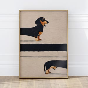 Może przedstawiać: Oprawiony wydruk artystyczny z ilustracją jamnika. Czarno-brązowy pies stoi na beżowym tle z czarnymi i szarymi poziomymi liniami. Grafika jest w drewnianej ramie.