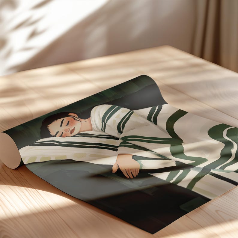 Pode incluir: Uma mulher dorme pacificamente em uma cama com um cobertor listrado branco e verde. O cobertor tem um padr&atilde;o ondulado e o fundo &eacute; verde escuro.