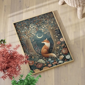 Könnte beinhalten: Ein gerahmter Kunstdruck mit einem Fuchs in einer Waldszene. Das Kunstwerk zeigt einen Fuchs mit orange-weißem Fell, der inmitten bunter Blumen und Bäume unter einem Halbmond sitzt. Der Rahmen hat eine helle Holzfarbe.