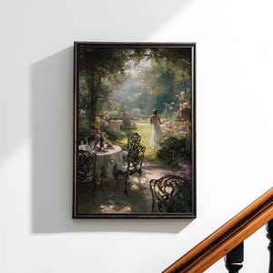 Puede incluir: Pintura enmarcada que representa una serena escena de jardín. Una mesa puesta para una comida se encuentra en primer plano, rodeada de sillas ornamentadas. Una persona con un vestido blanco camina al fondo. La obra es rica en verdes, morados y blancos.