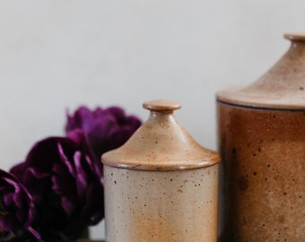 Stoneware pots with lid