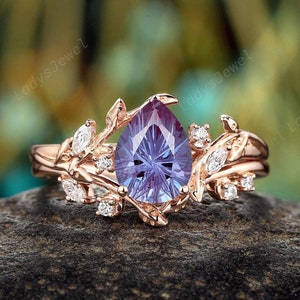 Firework Cut Alexandrite Engagement Ring Set 14K Rose Gold Pear Shape Color Change Alexandrite Bridal Set Floral Leaf Wedding Ring for Women