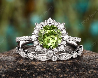 Round Cut Natural Peridot Halo Bridal Set Vintage White Gold Starburst Engagement Ring Set August Birthstone Floral Promise Ring for Women