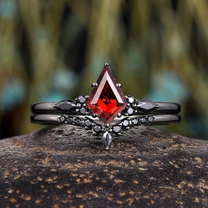 Gothic Kite Cut Natural Garnet Bridal Set, Rhodium Black Gold January Birthstone Engagement Ring Set, Vintage Witchy Wedding Ring for Women