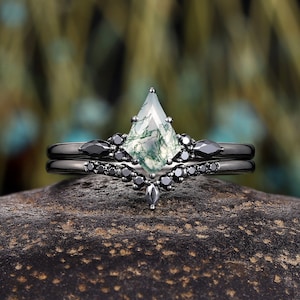 Kite Cut Natural Moss Agate Gothic Bridal Set Vintage Rhodium Black Gold Engagement Ring Set Green Aquatic Agate Witchy Wedding Ring for Her