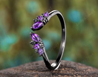Alianças de casamento góticas com ametista natural em corte marquise, alianças de noivado personalizadas com tema de bruxa, alianças de compromisso combinando em ródio, ouro preto e ametista violeta.