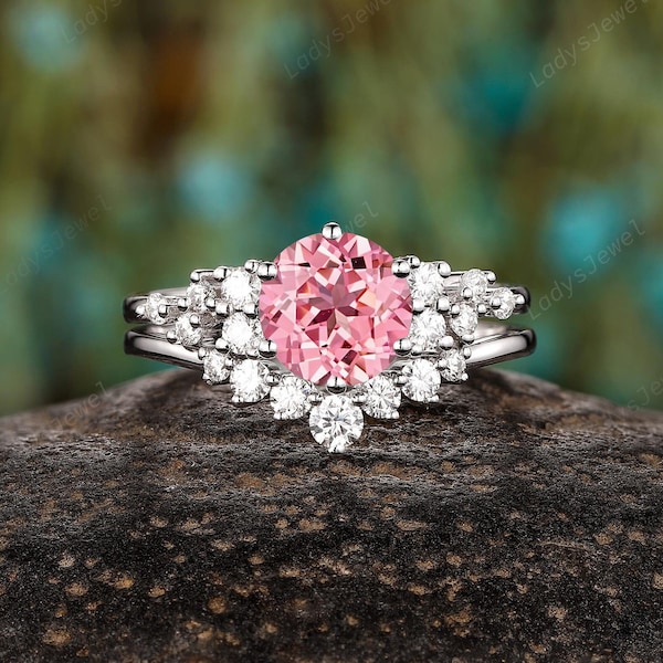 Parure de bague de fiançailles ronde saphir rose Padparadscha, parure de mariage girly saphir rose en platine, bague de promesse congère pêche saphir pour elle