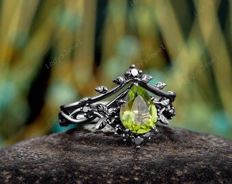 ゴシックなナチュラルペアカットペリドットエンゲージリングセット