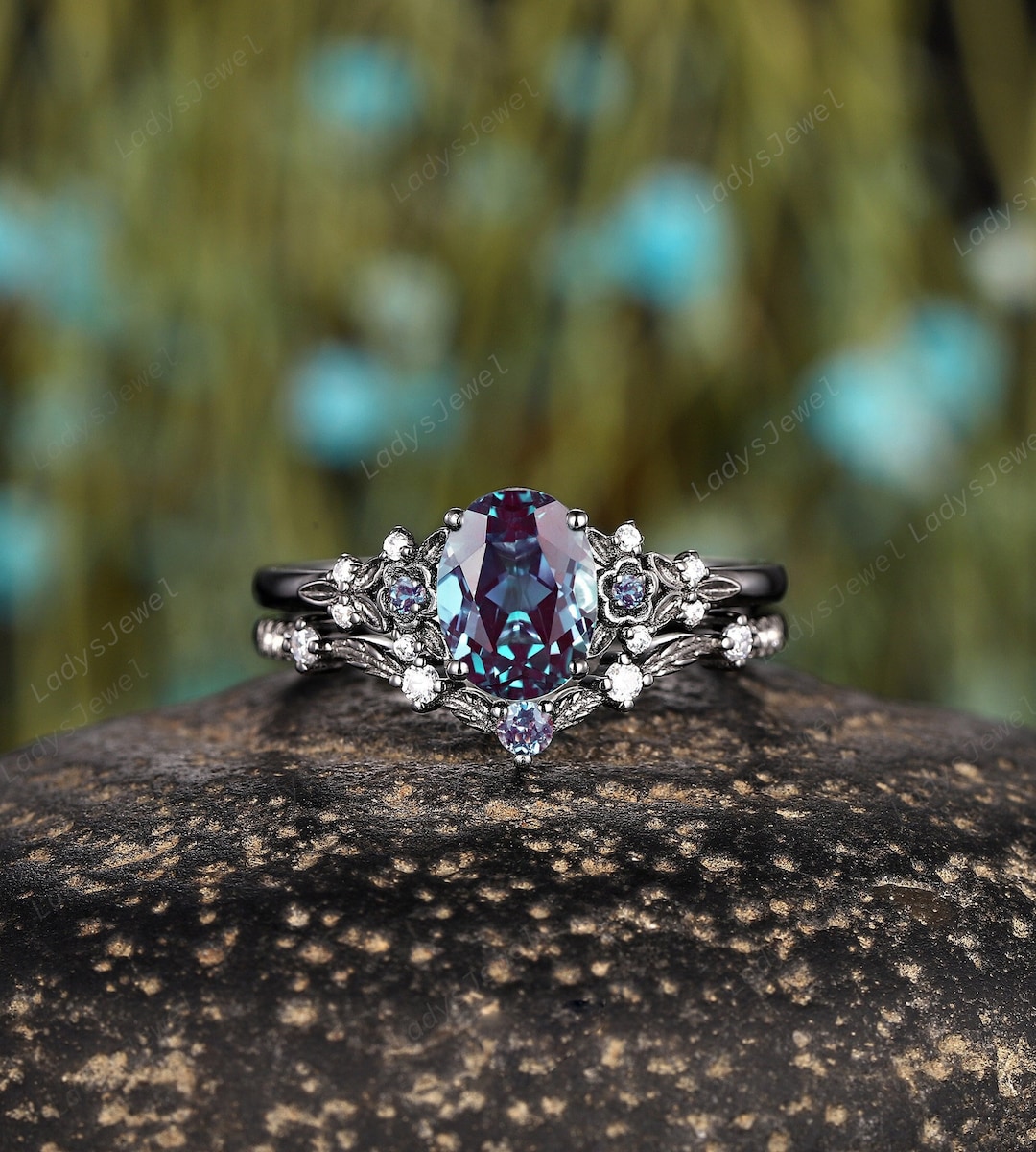 アスティエ　クリスマスオーナメント　ENGAGEMENT RING BLACK Oval Cut Alexandrite Engagement Ring Set Rhodium Black Gold Nature
