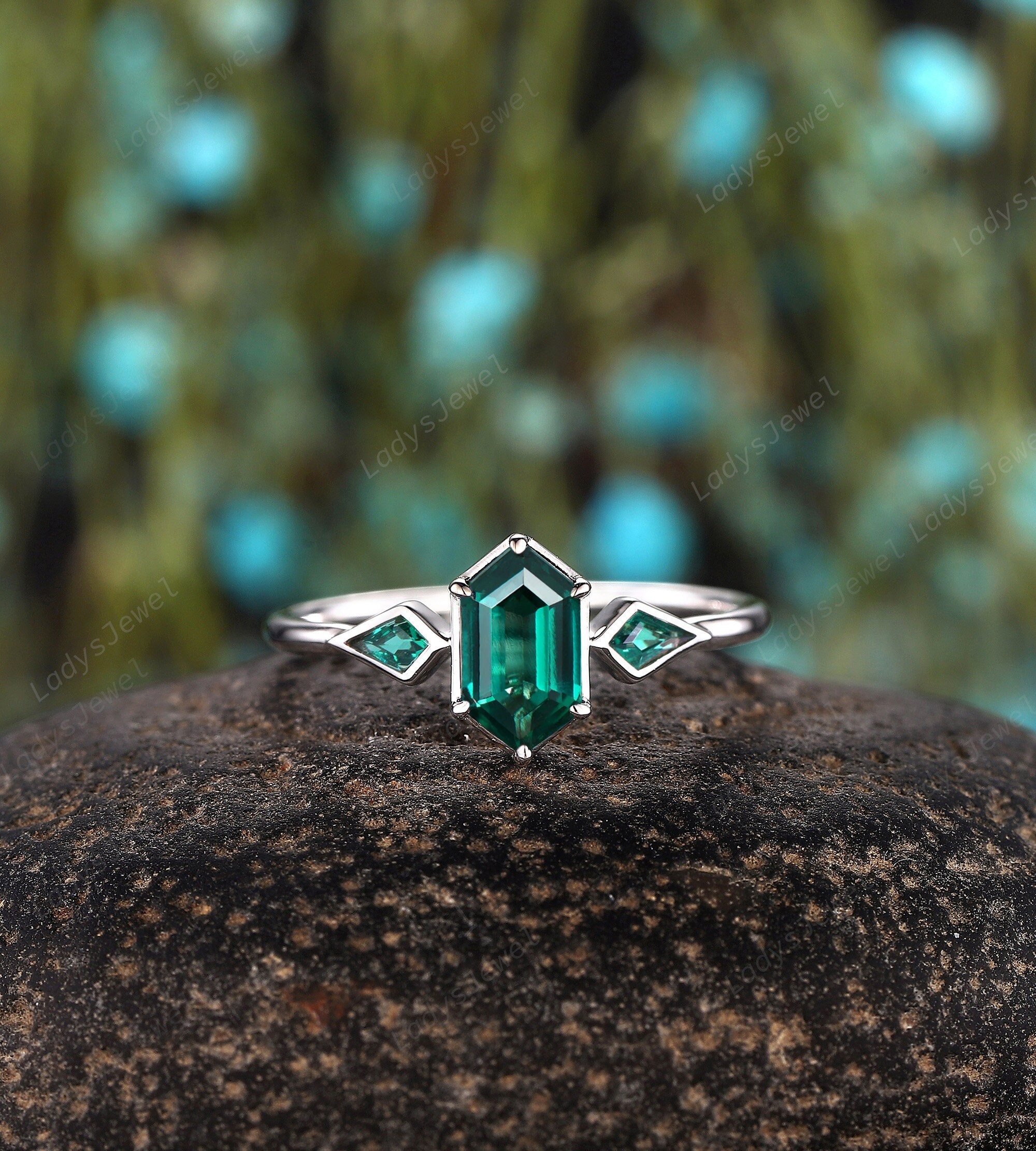 エメラルドリング 3ストーンデザイン 楽天市場】国内工房で作製された洗練3ストーンリングシリーズ。【送料