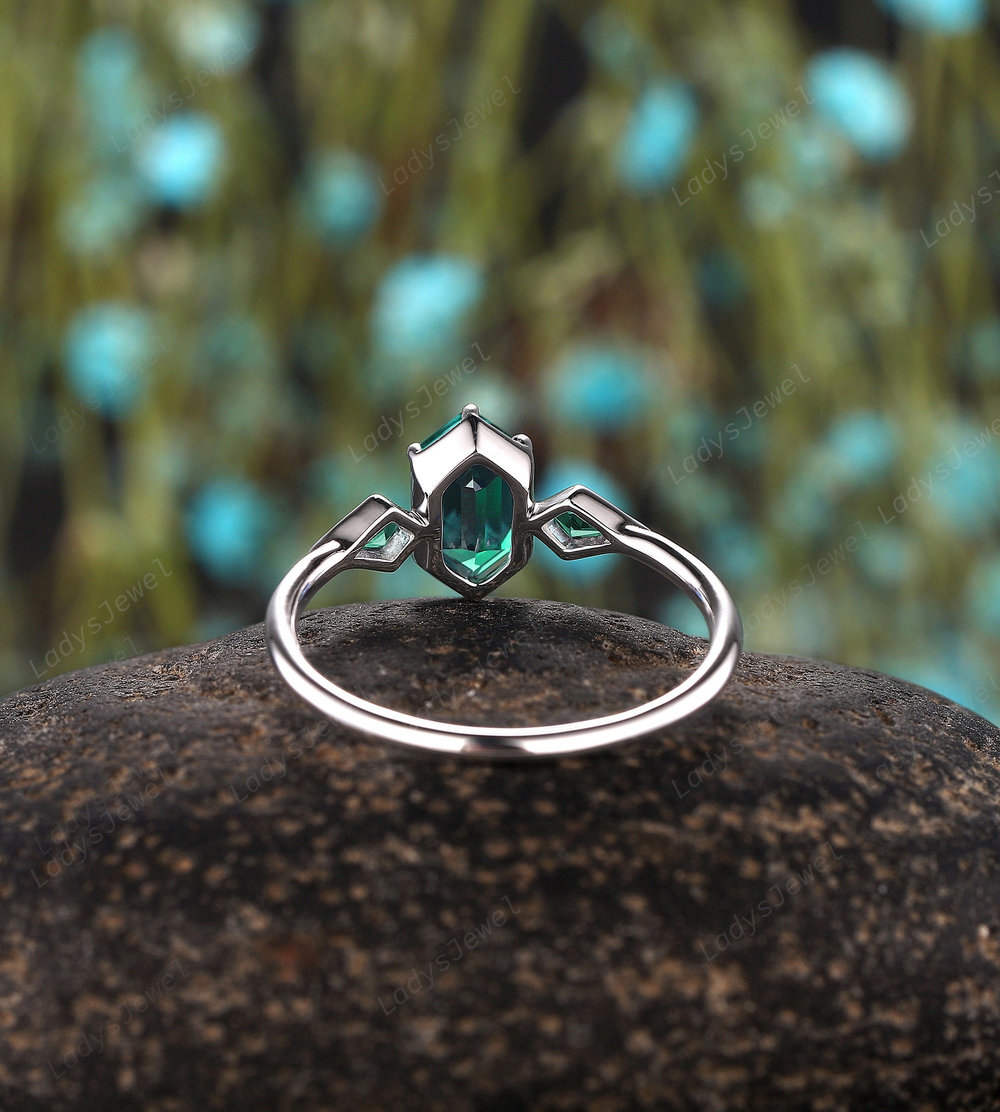 エメラルドリング 3ストーンデザイン スリーストーンリング ロング ヘキサゴン エメラルド エンゲージリング