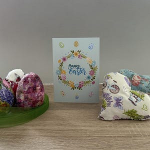 Osterkarte in englischer Sprache. Karte von Paques in Anglais. Ostereier an einem Kranz. Oeufs de Pâques auf une Couronne.