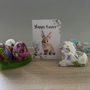 Osterkarte in englischer Sprache. Karte von Paques in Anglais. Niedlicher Osterhase mit Blumenzweigen. Lapin de Pâques mit Zweigen der Blumen.