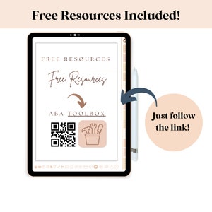 Puede incluir: La pantalla de una tableta digital muestra una p&aacute;gina de recursos gratuitos con un c&oacute;digo QR y un icono de caja de herramientas. El texto "Free Resources" se muestra en una fuente de escritura a mano. El texto "ABA Toolbox" se muestra debajo del icono. El texto "Just follow the link!" se muestra en un c&iacute;rculo en el lado derecho de la imagen.