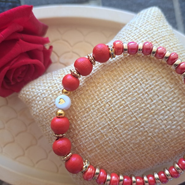 Bracelet Rouge et Doré avec cœur bois et verre opaque élastique cadeau amour anniversaire femme ou mixte