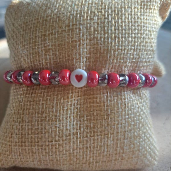 Bracelet cœur rouge et argenté verre opaque rocaille élastique cadeau amour anniversaire