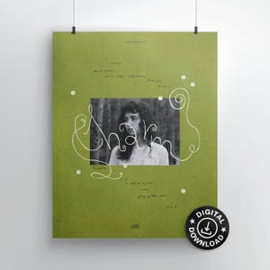 Peut inclure: Une affiche verte avec une photo en noir et blanc d'une personne aux cheveux longs. Le mot "charm" est écrit en script blanc sur la photo. D'autres scripts et points blancs sont dispersés sur l'affiche. Un badge de téléchargement numérique est dans le coin inférieur droit.