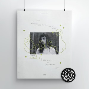 Può includere: Un poster con una foto in bianco e nero di una persona con i capelli ricci. La parola "charm" è scritta in verde sulla foto. Sono presenti anche testo scritto a mano ed elementi decorativi verdi. Un badge di download digitale si trova nell'angolo in basso a destra.