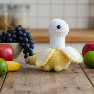 Schema all'uncinetto Bananasaurus in PDF, tutorial in inglese per realizzare un simpatico dinosauro amigurumi a basso cucito.