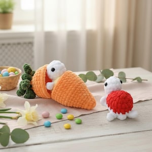 Pode incluir: Um conjunto de Páscoa de crochê com um coelho branco saindo de uma cenoura laranja e uma tartaruga vermelha e branca. A cenoura tem folhas verdes. Doces coloridos estão espalhados na mesa. Os itens são feitos à mão.