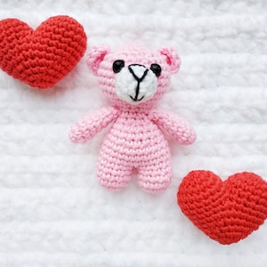 Häkelanleitung kleiner Teddybär mit kleinen Herzen zum Selbermachen oder für selbstgemachte Geschenke zum Valentinstag