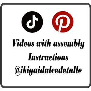 K&ouml;nnte beinhalten: Eine wei&szlig;e quadratische Grafik mit schwarzem Rand zeigt ein TikTok-Logo und ein Pinterest-Logo. Der Text lautet "Videos mit Montageanleitung @ikaigadulcedetalle".