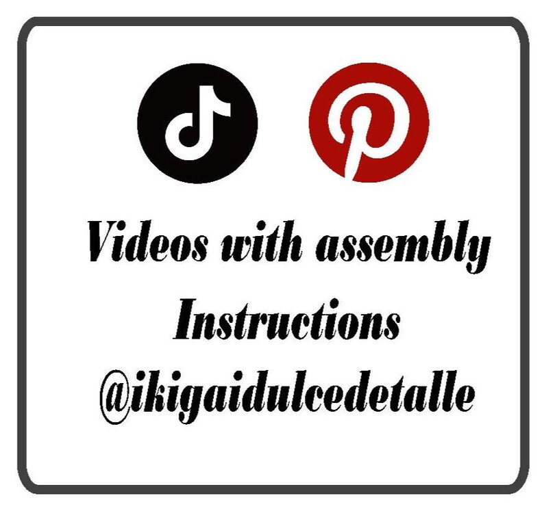 K&ouml;nnte beinhalten: Eine wei&szlig;e quadratische Grafik mit schwarzem Rand zeigt ein TikTok-Logo und ein Pinterest-Logo. Der Text lautet "Videos mit Montageanleitung @ikaigadulcedetalle".