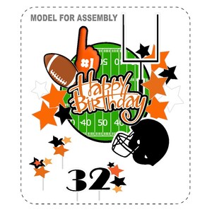 K&ouml;nnte beinhalten: Ein Fu&szlig;ball-Geburtstagsdekorationsset mit einem Football, einem Schaumstoff-Finger, einem Helm und Sternakzenten in Orange, Schwarz und Wei&szlig;. Die Worte "Happy Birthday" stehen in der Mitte, und die Zahl "32" befindet sich unten.