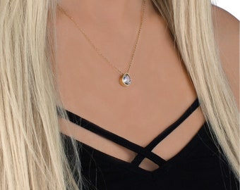 Golden Tear Drop / Bezel Necklace – Damen Halskette mit einer Lünette förmigen Edelstein Anhänger und einer 18k Echtgoldveredelung