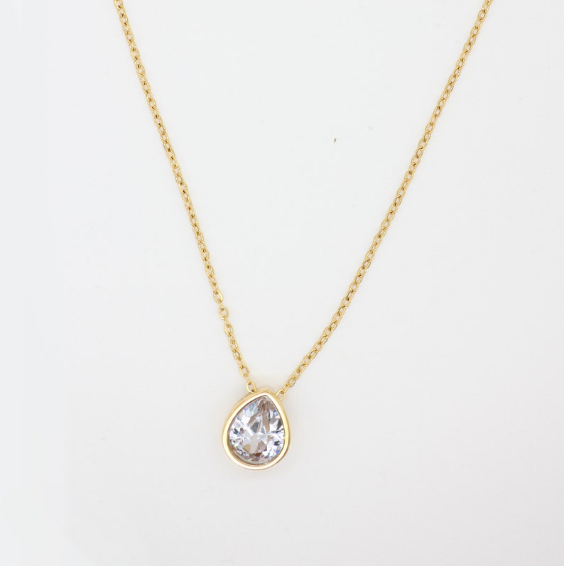 Golden Tear Drop / Bezel Necklace Damen Halskette mit einer Lünette förmigen Edelstein Anhänger und einer 18k Echtgoldveredelung Bild 2
