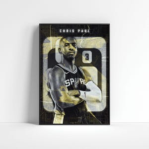 Puede incluir: Una ilustración digital en blanco y negro del jugador de baloncesto Chris Paul vistiendo una camiseta de baloncesto en blanco y negro con el texto "SPURS" y el número "3" en la parte delantera. El fondo es un diseño abstracto en blanco y negro.