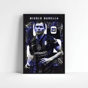 Pode incluir: Pôster emoldurado com Nicolo Barella em uma camisa de futebol preta e azul. O pôster inclui o nome do jogador, o número 23 e os logotipos dos patrocinadores. O fundo tem um design escuro e abstrato com linhas brancas.
